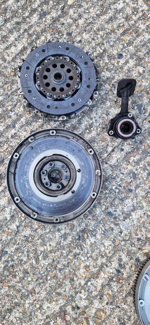 Clutch, flywheel and concentric slave cylinder