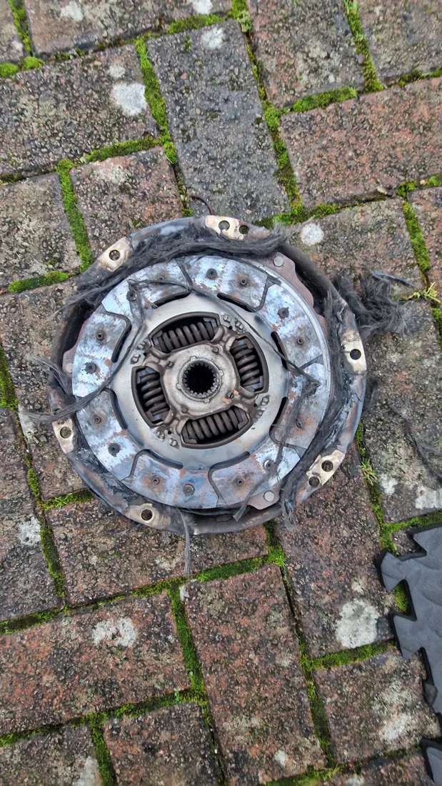 Clutch friction plate breaking up